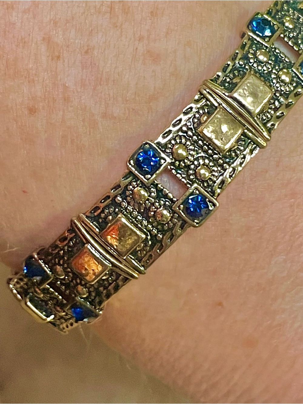 Beautiful Gold-Tone Stretchy Bracelet with Subtle Blue Accent Stones